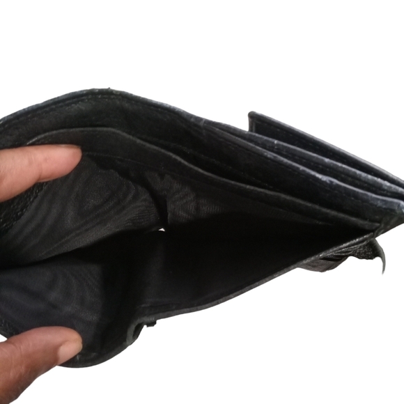 Gucci Women's Pebbled Leather Black Fold-over Wallet Gold D-Ring Detail - Picture 8 of 13